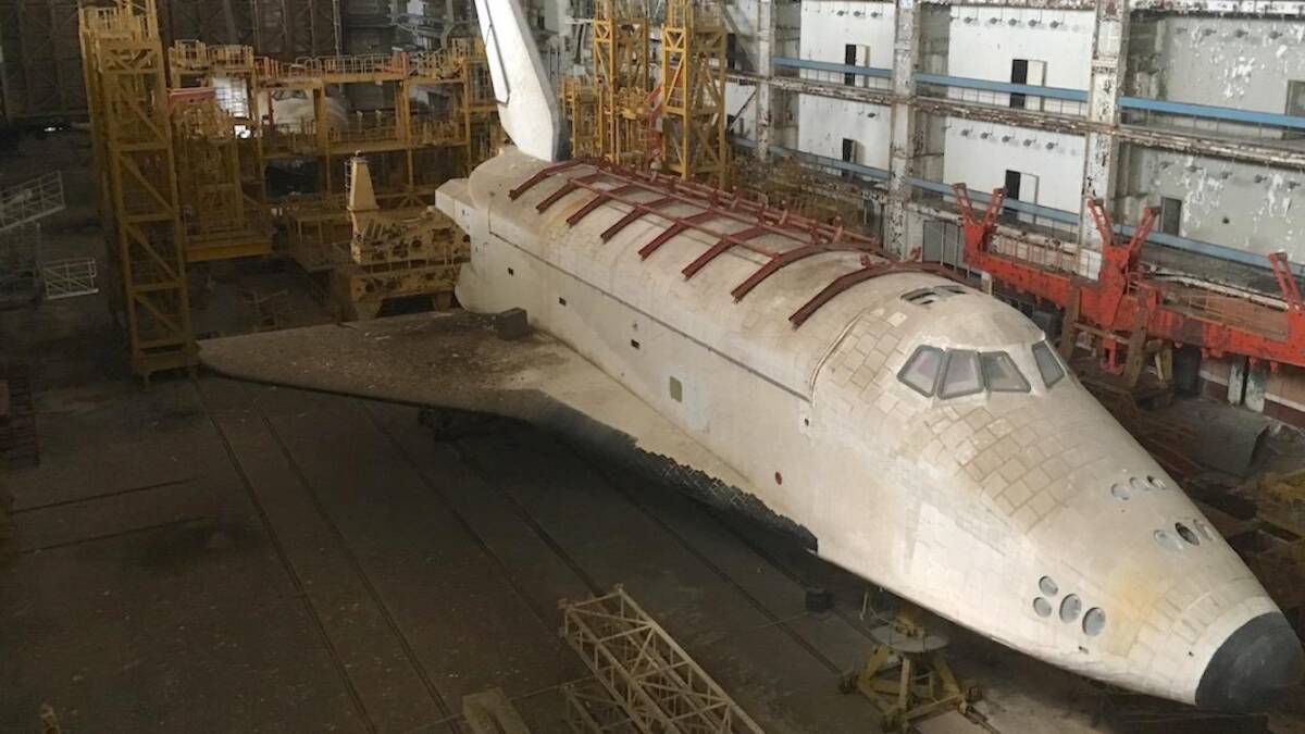 Космический шаттл Буран внутри ремонтной мастерской