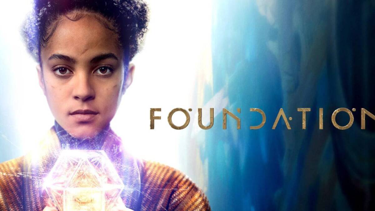 Кадр из сериала Foundation на Apple TV+ с молодой героиней и магическим кристаллом в руке