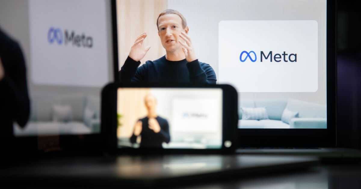 Экран с логотипом Meta* и человеком, выступающим