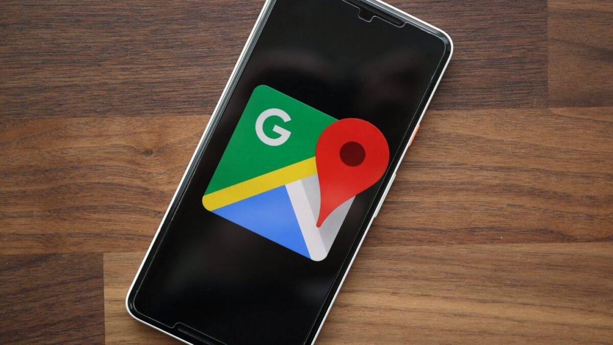 Экран смартфона с логотипом Google Maps и виджетом на главном экране