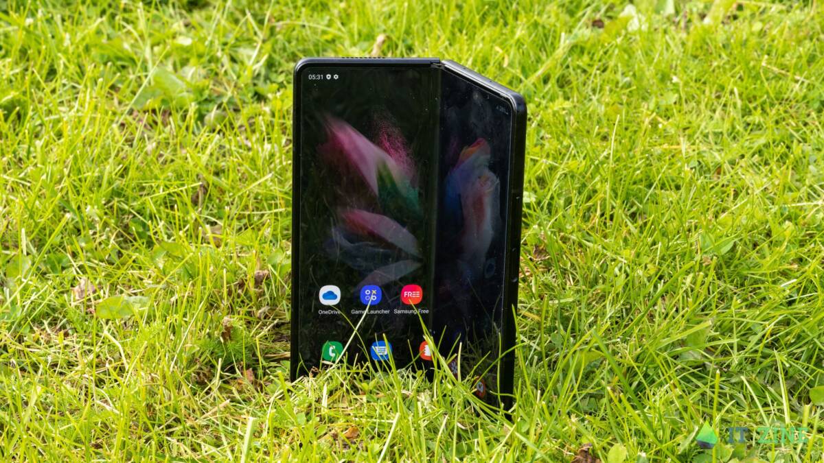 Samsung Galaxy Z Fold3 в неестественной среде обитания