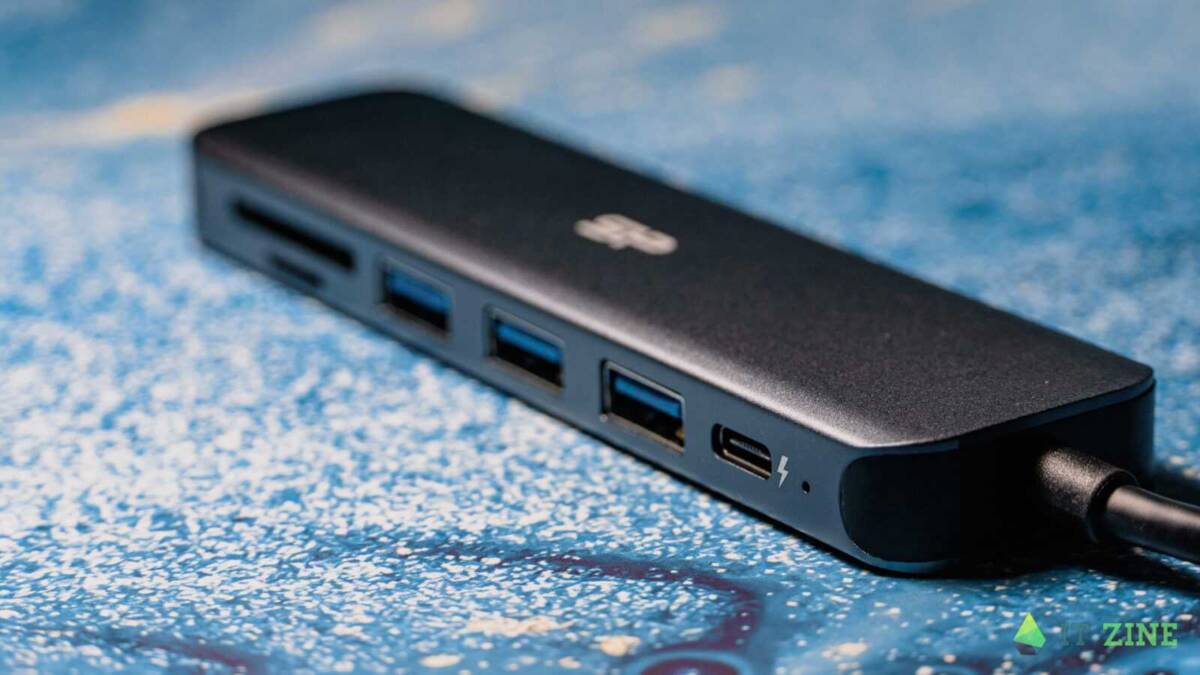Док-станция Silicon Power Boost SU20 с USB портами и кабелем на синем фоне