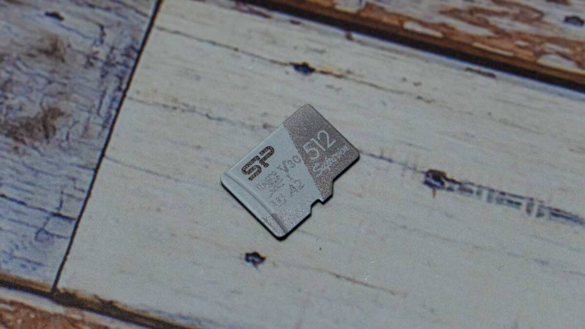 Карта памяти Silicon Power Superior 512 Гбайт на деревянной поверхности