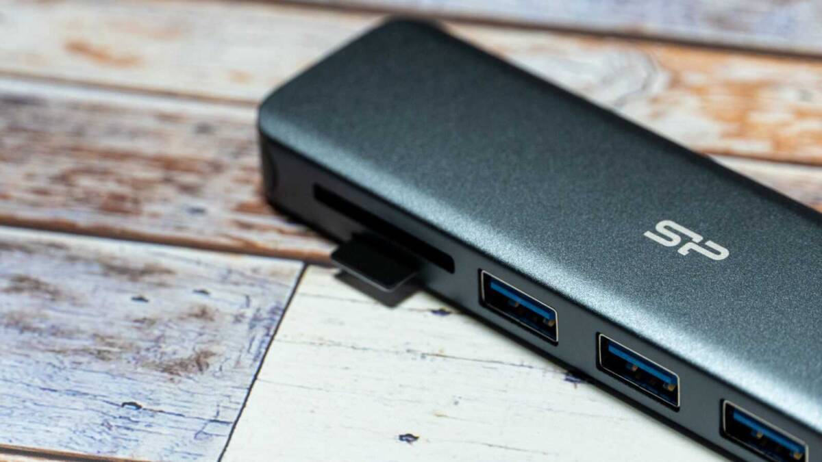 Память Silicon Power Superior 512 ГБ на рабочем столе