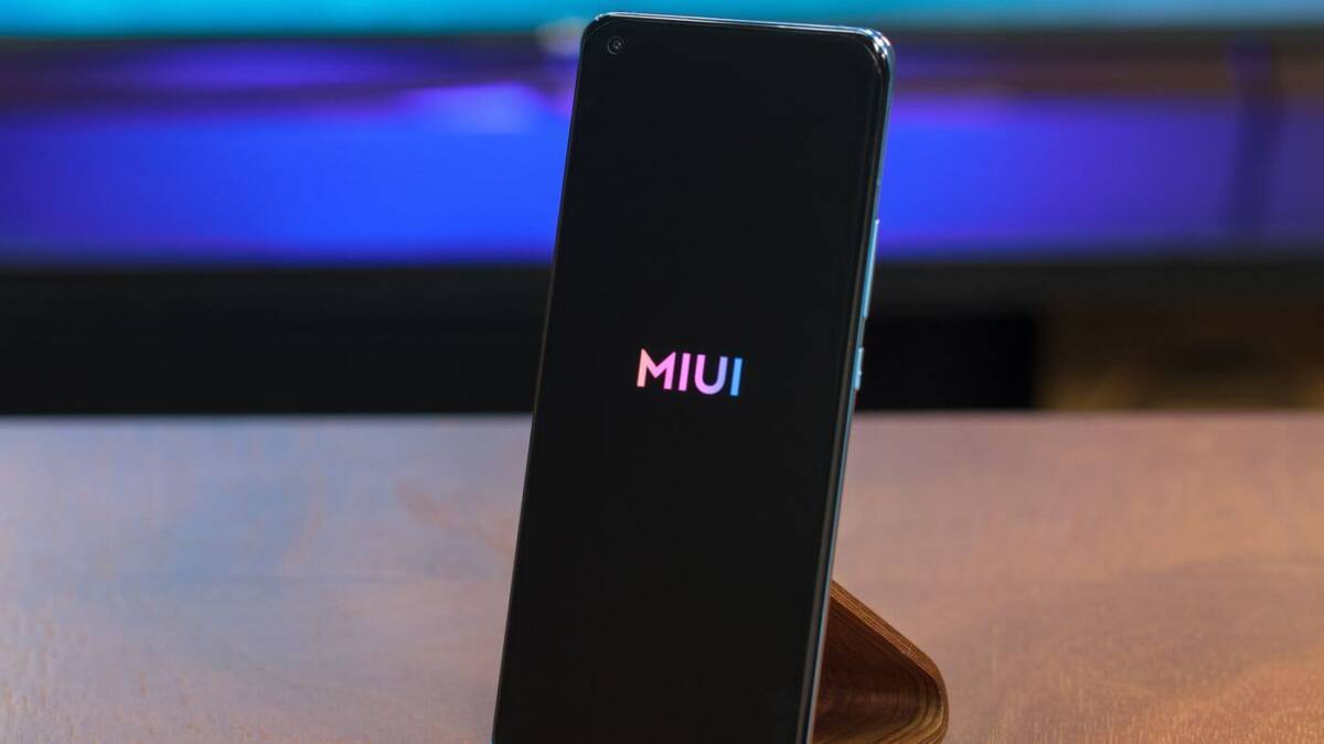 Redmi откажется от MIUI и получит собственный пользовательский интерфейс 4 Смартфон Redmi с загруженным интерфейсом MIUI на экране