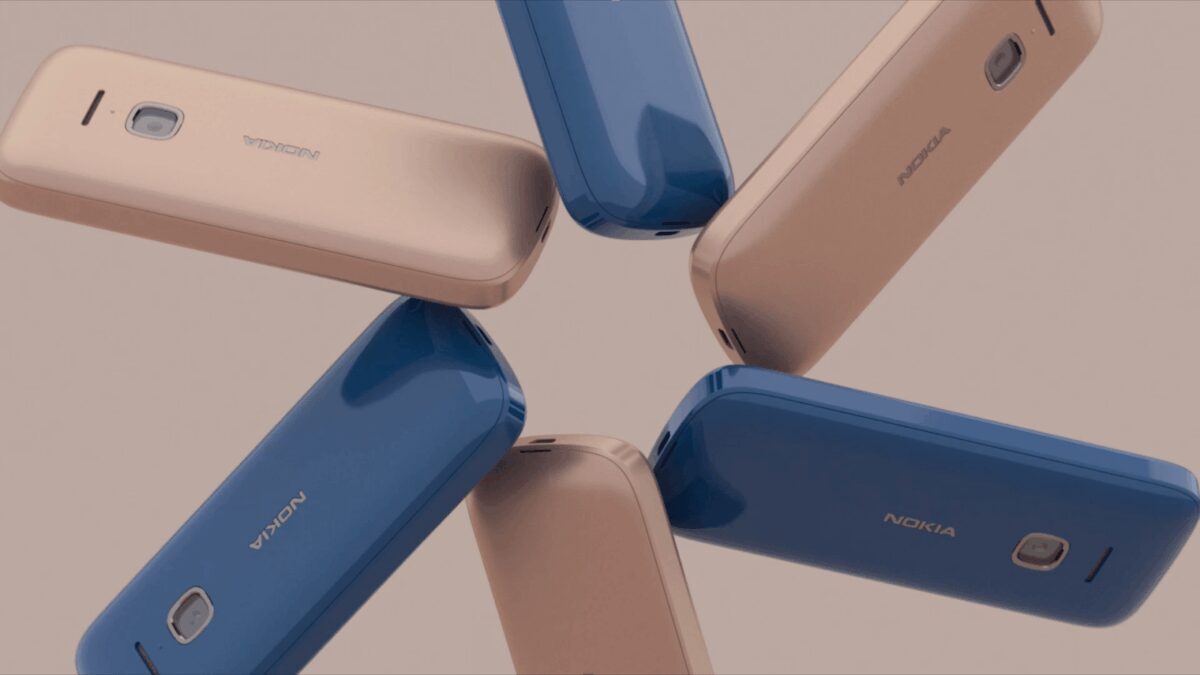 Цветные кнопочные телефоны Nokia 4G с задними крышками, вид сзади на столе