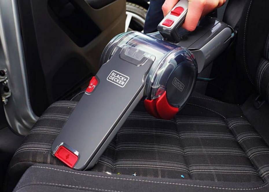 Портативный пылесос Black+Decker в салоне автомобиля