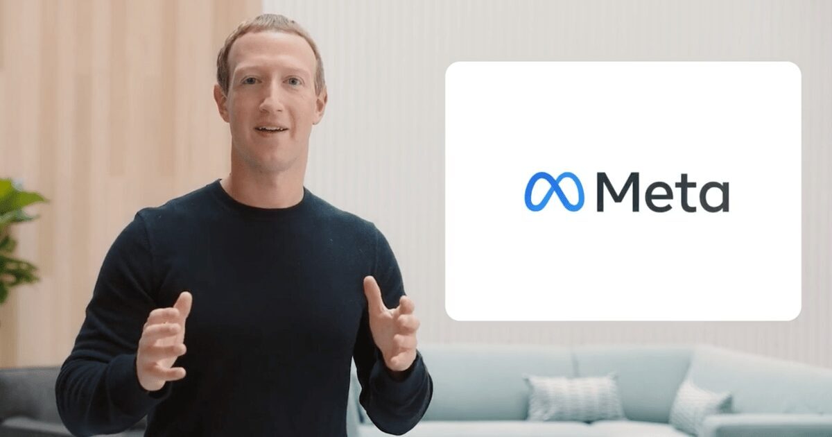 Марк Цукерберг на презентации Meta держит смартфон с логотипом Meta и жестами
