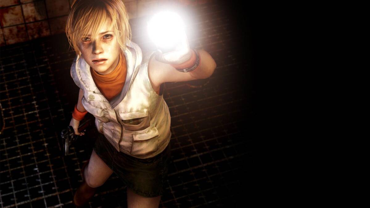 Главная героиня Silent Hill 3 с фонарем в руке, снята сверху на темной решетчатой поверхности