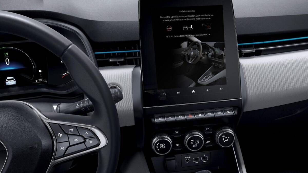 Всё о FOTA — обновления "по воздуху" для автомобилей Renault 6 Центральный сенсорный экран с информацией о обновлении автомобиля Renault