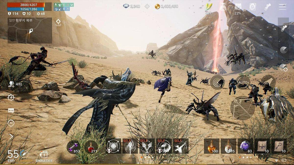 Экшн-сцена из игры Lineage2M на мобильном устройстве с боевым интерфейсом и персонажами в пустыне