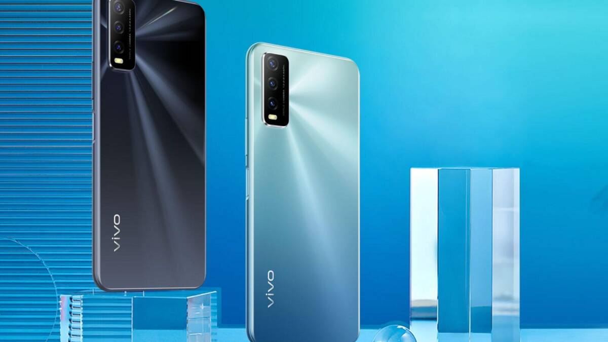 Vivo представила смартфон недорогой смартфон Y20T 3 Смартфон Vivo Y20T на синем фоне с отражениями и стеклянными элементами