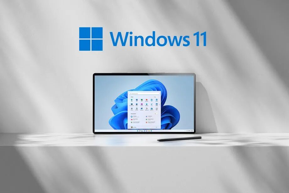 Ноутбук с экраном, показывающим интерфейс Windows 11 и стилусом на столе