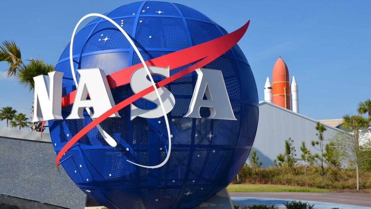 Фирменный логотип NASA на голубом глобусе космической модели