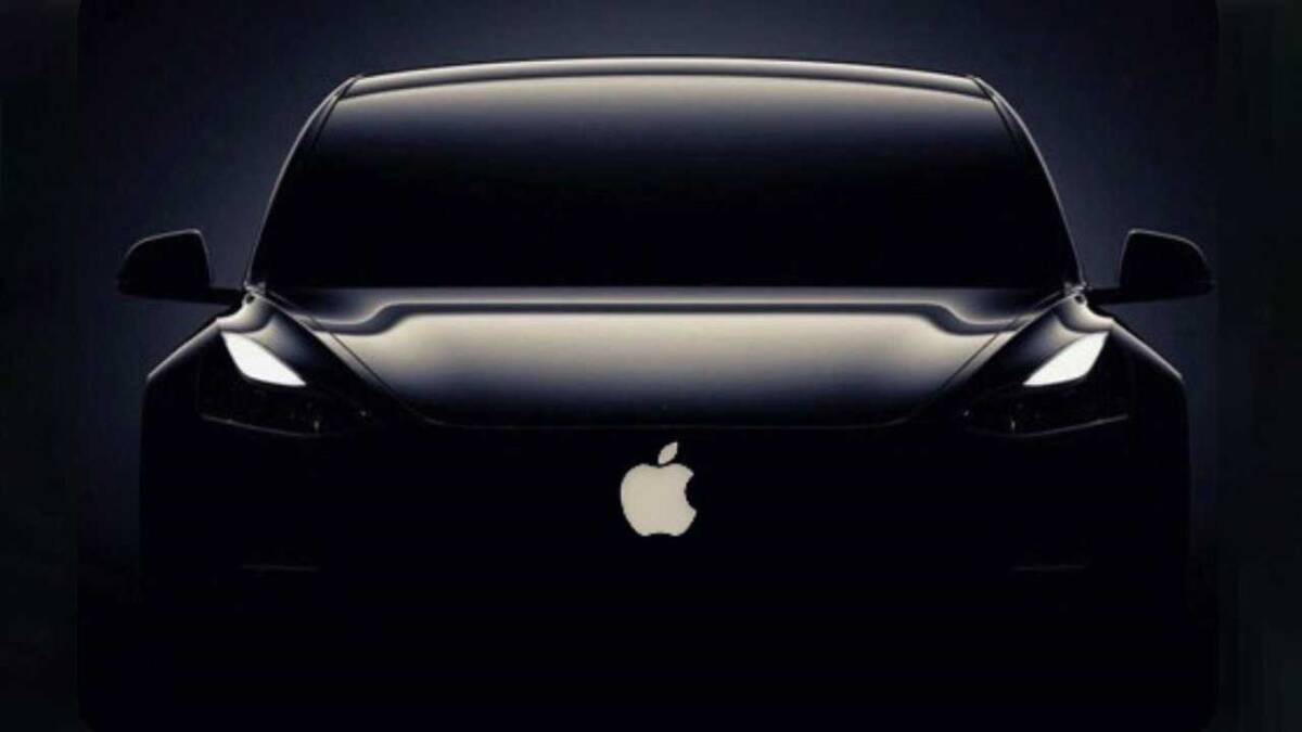Черный электромобиль Apple с минималистичным дизайном и логотипом на передней части