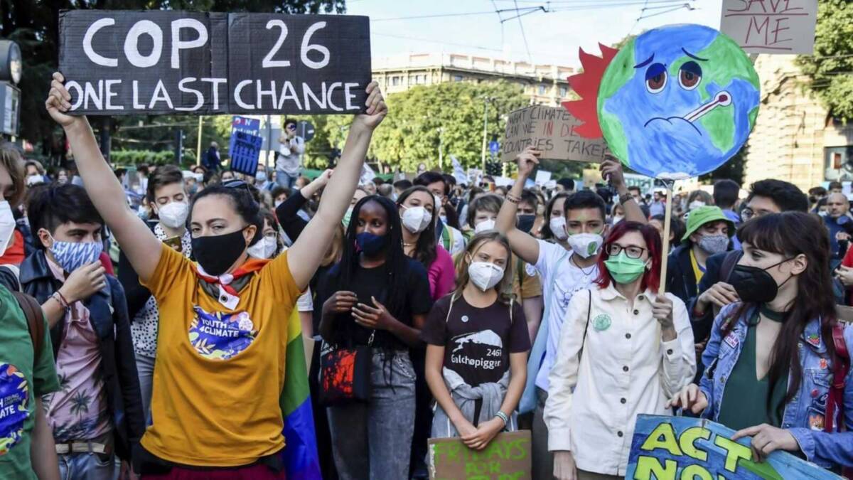 COP26 — конференция ООН по вопросам изменения климата проходит в Глазго 5 Митинг участников конференции COP26 с плакатами и карикатурой Земли