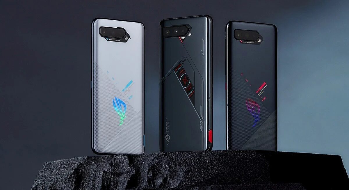 ASUS ROG Phone 5s и 5s Pro приехали на европейский рынок 4 Три варианта ASUS ROG Phone 5s и 5s Pro на задней панели с игрой и подсветкой