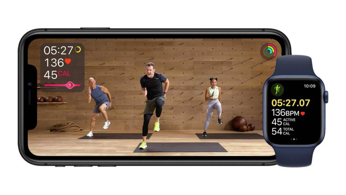 Экран iPhone и Apple Watch с интерфейсом тренировки фитнеса