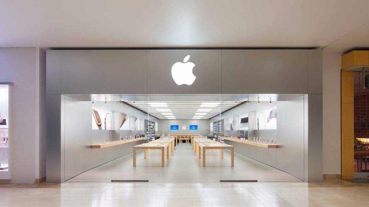 Дисплей витрины Apple с демонстрационными iPhone 14 Pro с пустыми экранами