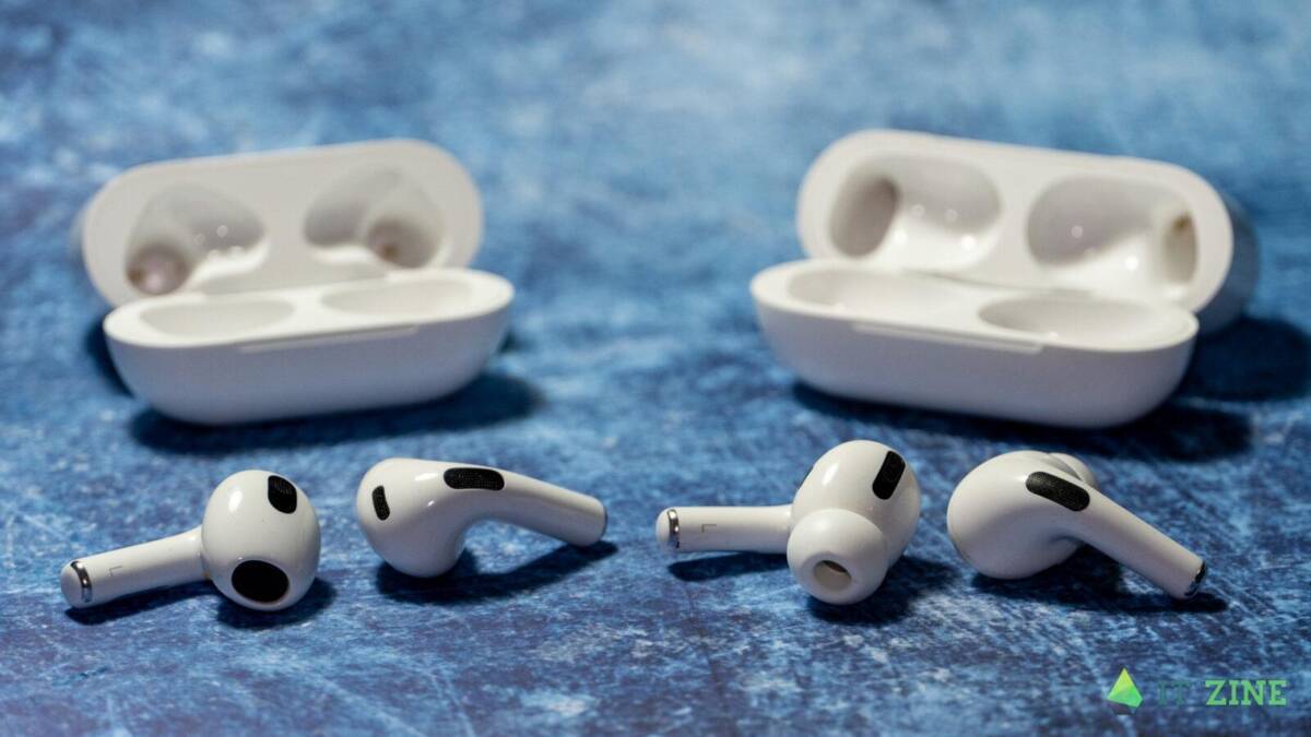 AirPods 3-го поколения слева, AirPods Pro справа