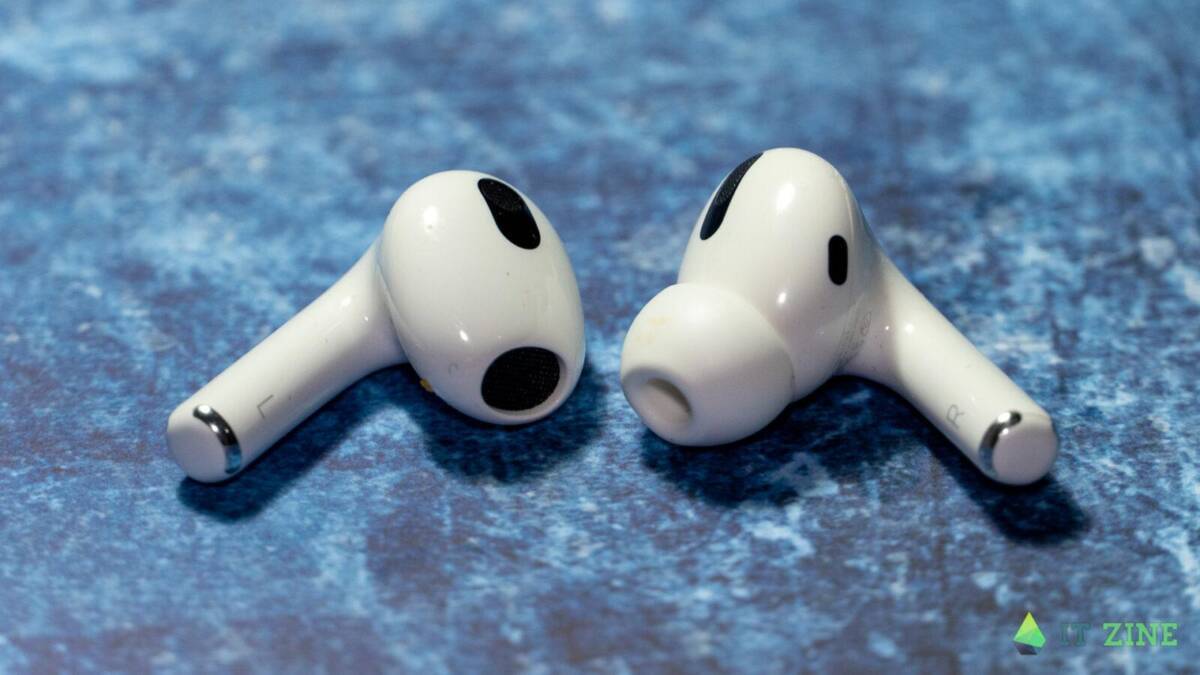 AirPods 3-го поколения слева, AirPods Pro справа