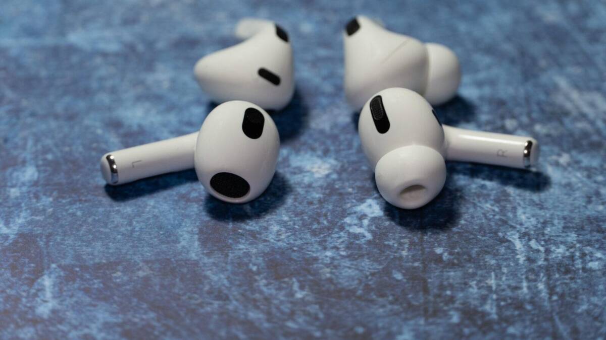AirPods 3-го поколения слева, AirPods Pro справа