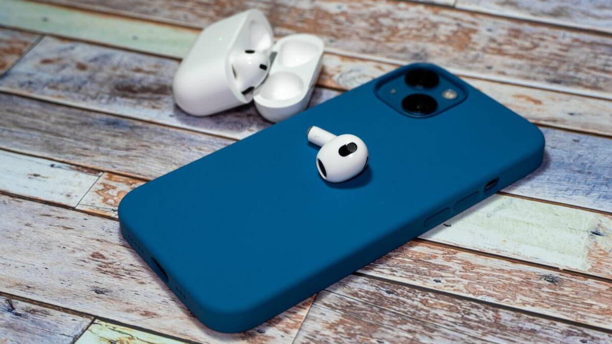 Apple AirPods 3 и Apple iPhone 13