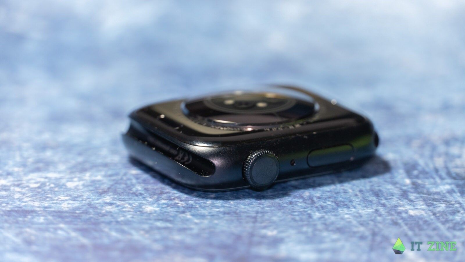 Обзор Apple Watch Series 7: огромный экран и небывалая прочность 59 Сбоку тоже всё как мы привыкли
