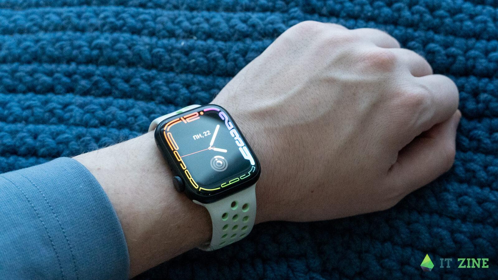 Обзор Apple Watch Series 7: огромный экран и небывалая прочность 44 Часы Apple Watch Series 7 на руке