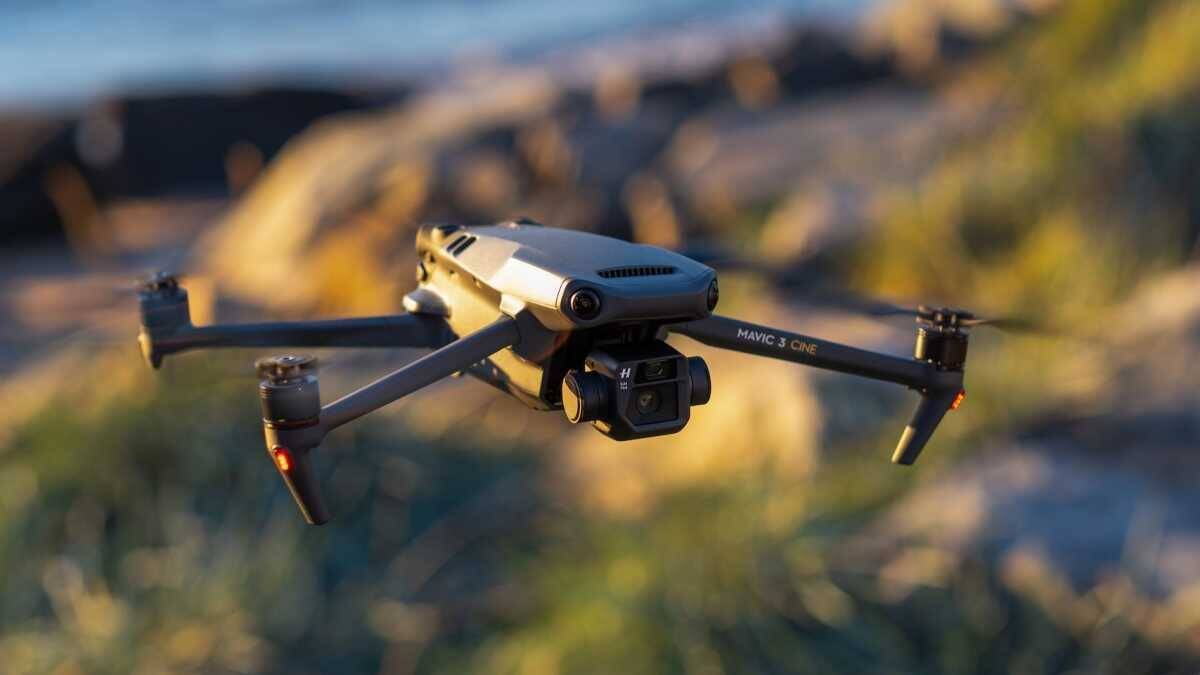 Дрон DJI Mavic 3 Cine с двумя камерами, стабилизированными гимбалом, и объективом Hasselblad