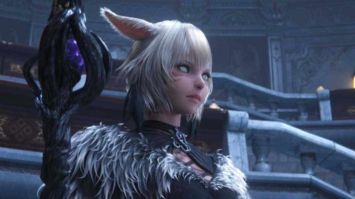 Персонаж из Final Fantasy 14: Endwalker с серебристыми волосами и меховым плащом в фэнтези-интерьере