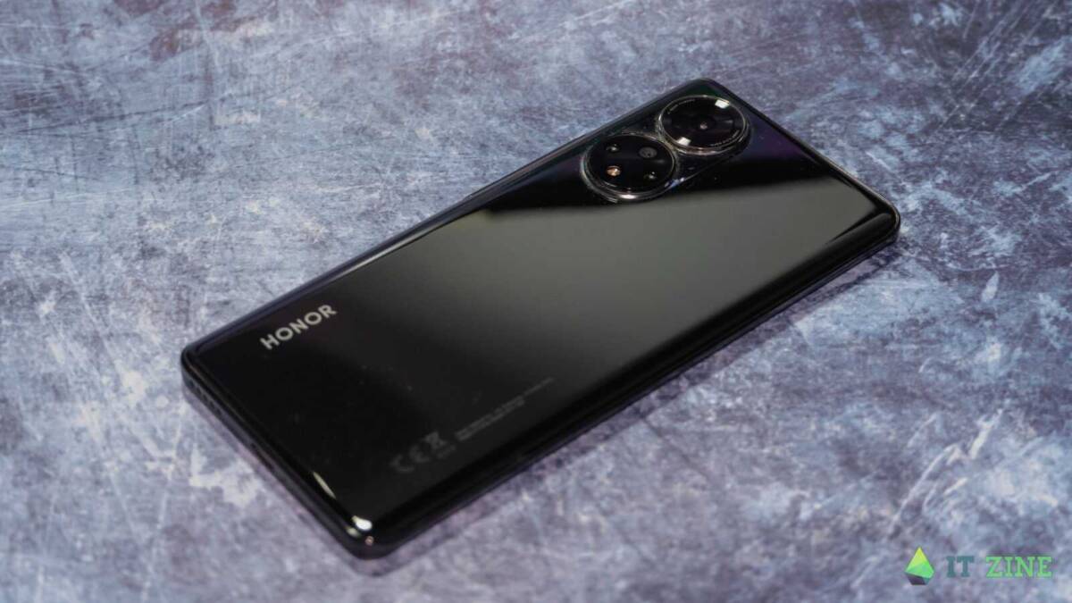 Задняя панель смартфона Honor 50 с тройной камерой