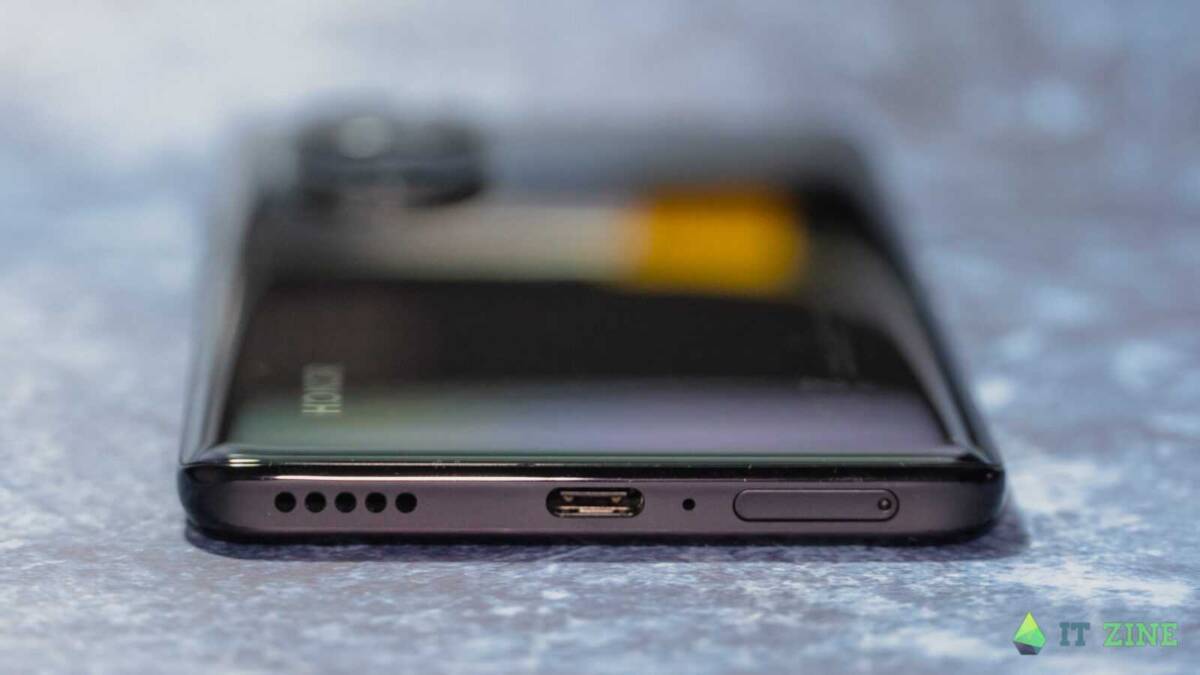 Боковой вид смартфона Honor 50 с usb портом