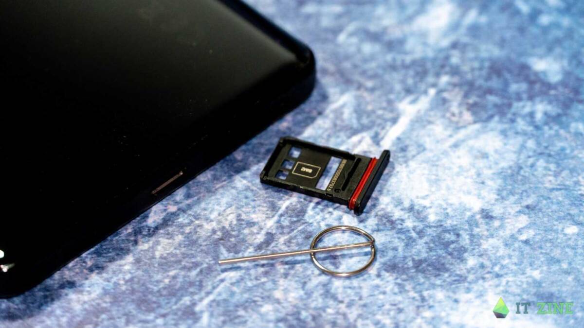 Смартфон Huawei Honor 50 с картой памяти microSD и пластиковым слотом для вставки