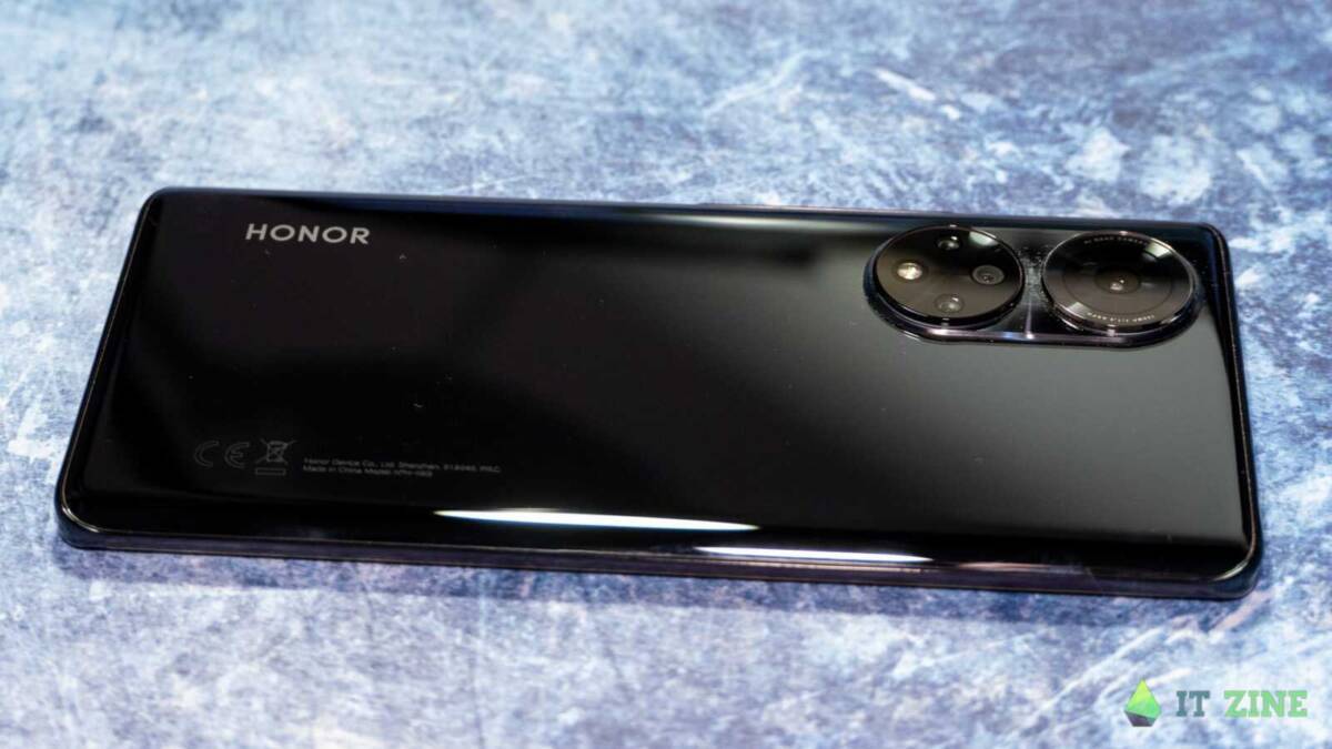 Задняя часть смартфона Honor 50 с тремя камерами