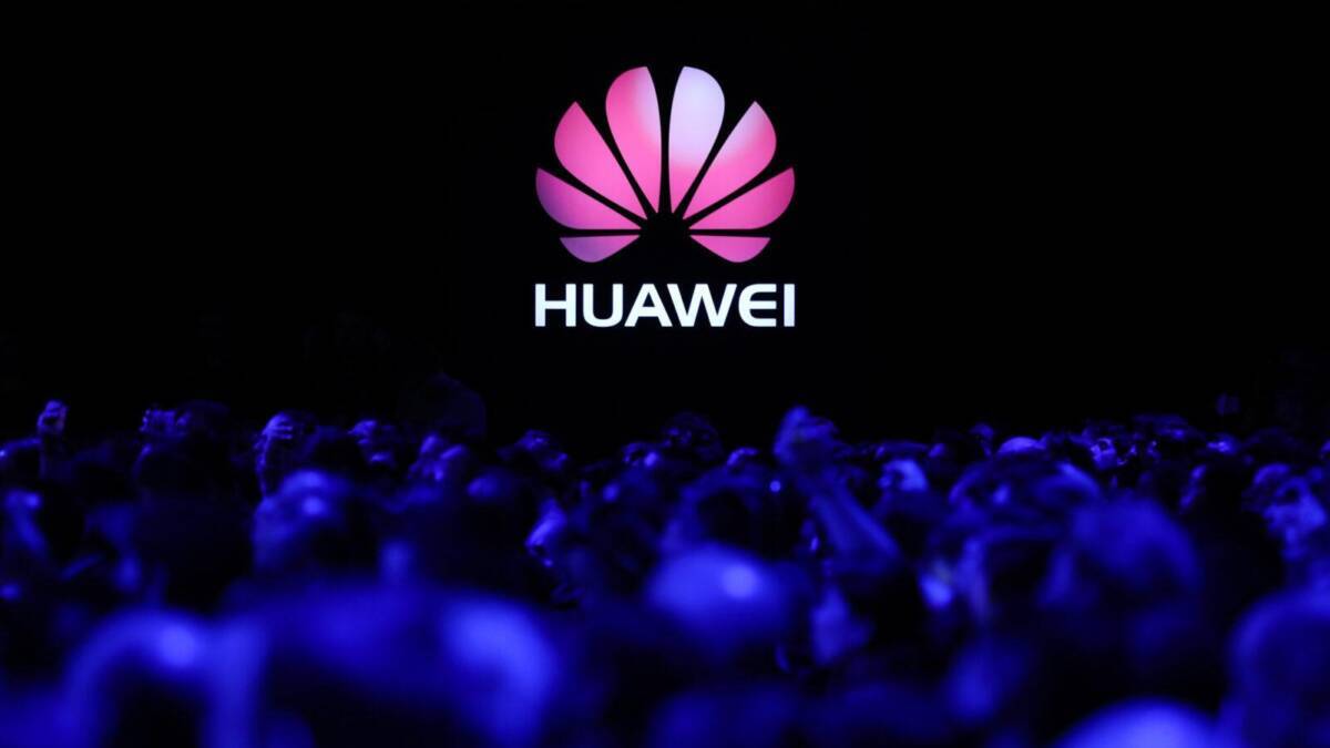 Huawei сделала детский рюкзак с GPS, ЖК-экраном и водонепроницаемостью IP67 3 Логотип Huawei на черном фоне с выступающей сценой на презентации Huawei Watch GT Runner