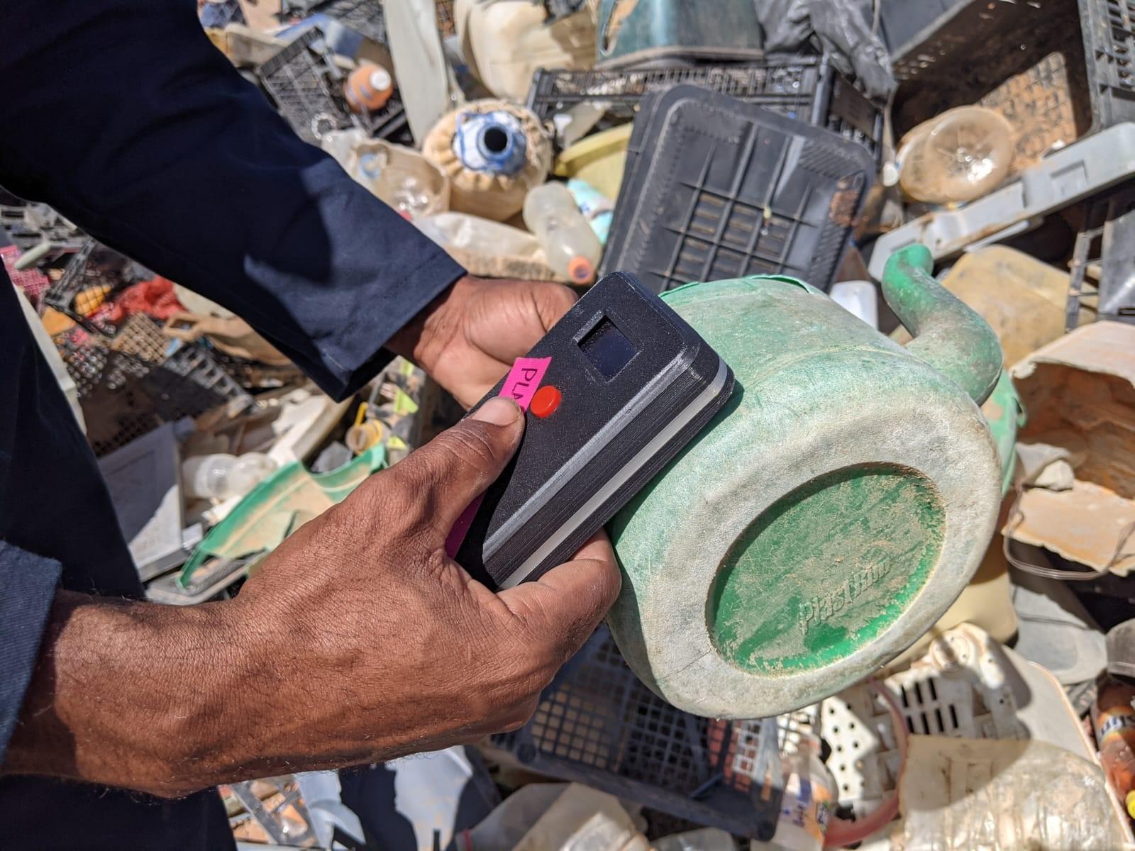 James Dyson Award 2021: три победителя, чьи изобретения сделают мир лучше 6 Plastic Scanner 1
