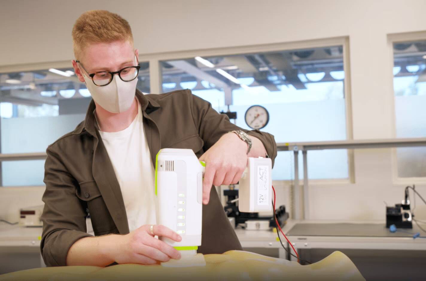 James Dyson Award 2021: три победителя, чьи изобретения сделают мир лучше 3 Человек с маской, заряжающий портативное устройство Dyson