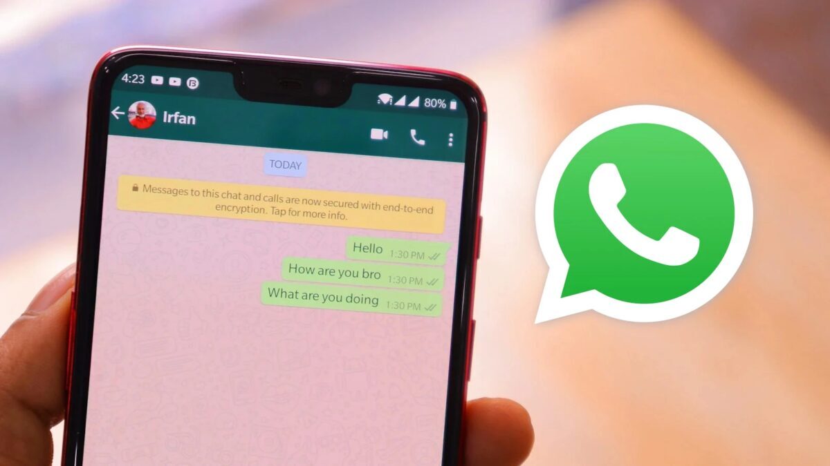 Смартфон с открытым чатом WhatsApp и корпоративной перепиской