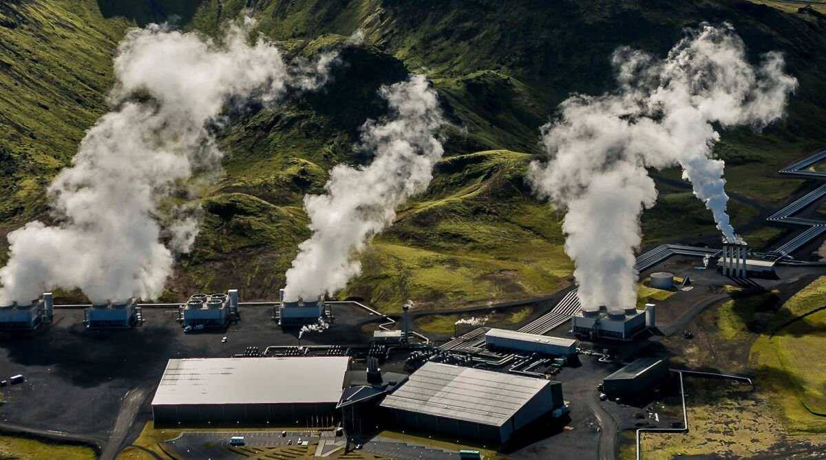 COP26 — конференция ООН по вопросам изменения климата проходит в Глазго 7 Тепловые электростанции на зеленых горных склонах