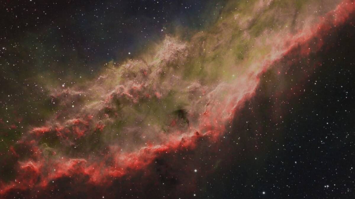 Телескоп Hubble запечатлел туманность «Креветка» (правильнее: Henize 195 Fig) на фоне звёзд