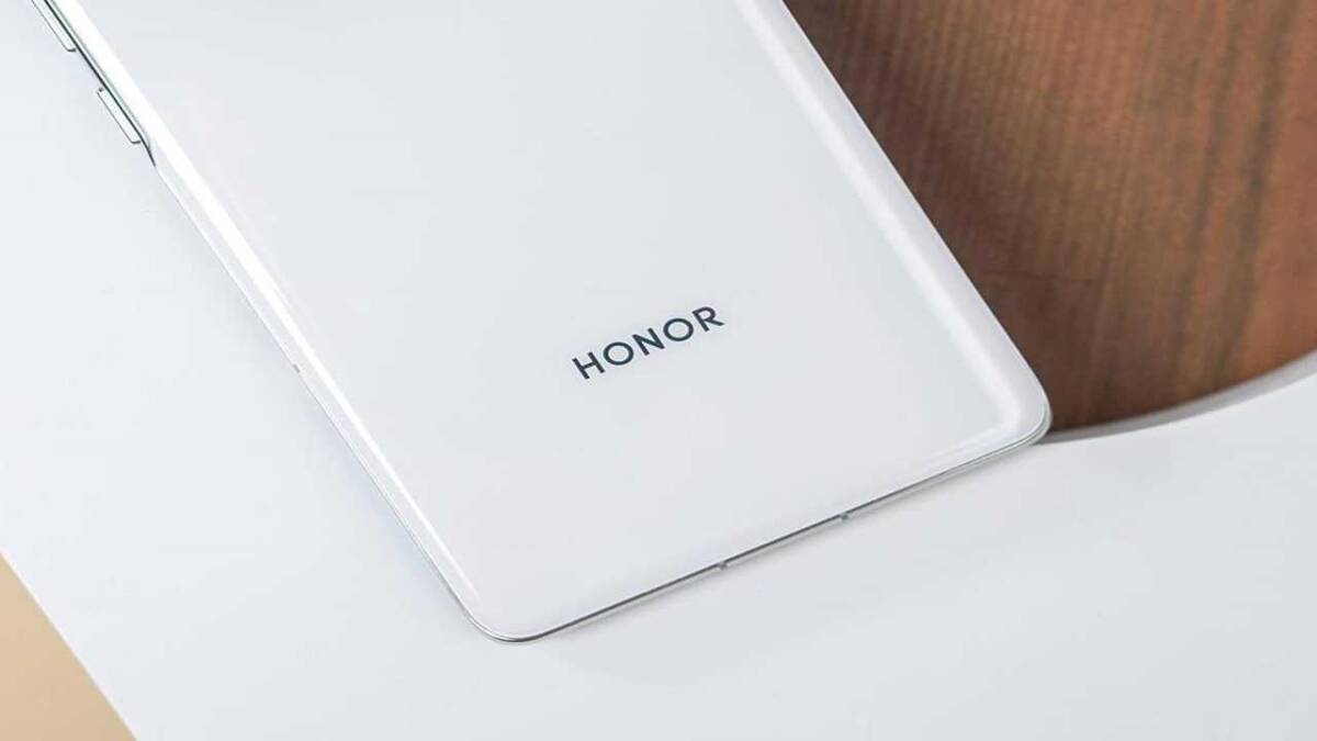 Задняя панель Honor X30 с логотипом на светлом фоне
