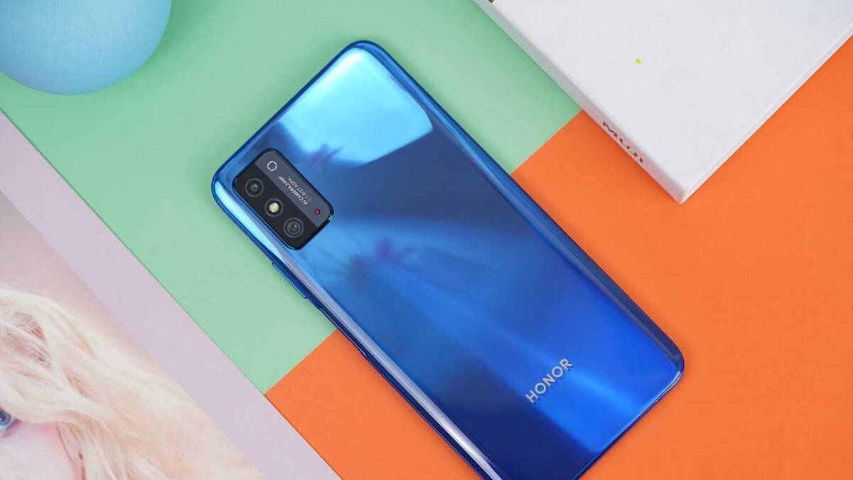 Синий смартфон Honor X30 с тремя камерами на задней панели