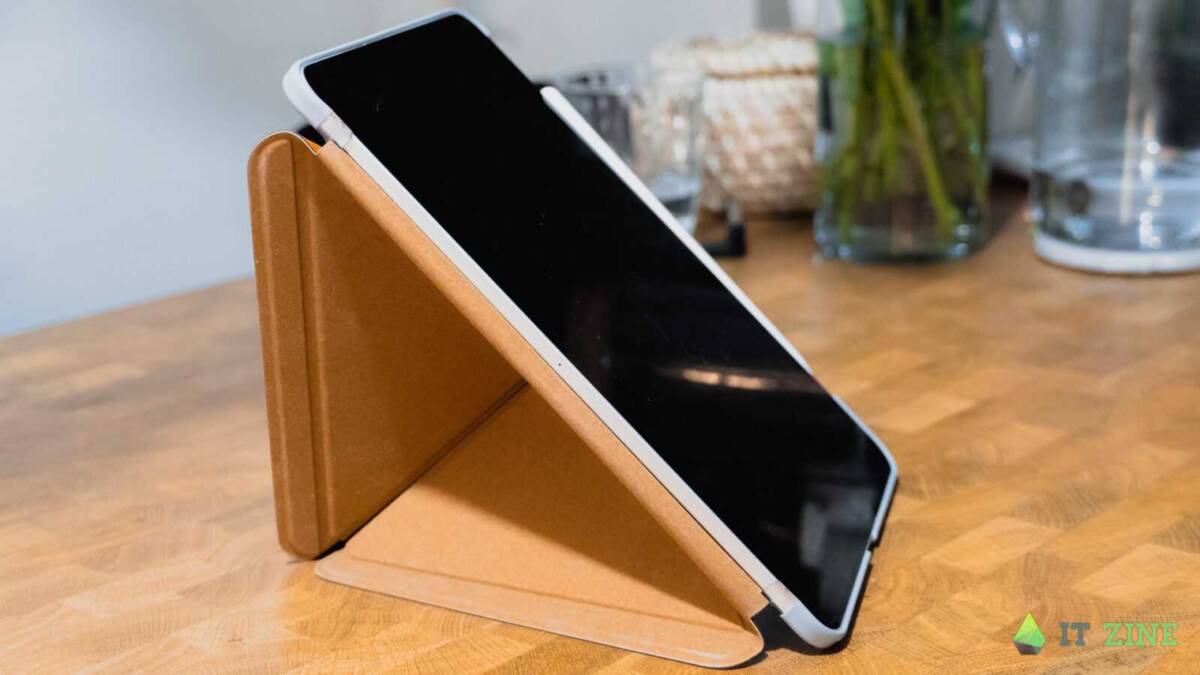 Обзор кейсов Moshi versacover и iGlaze для iPad Pro и MacBook Pro: безопасность превыше всего 29 Обзор кейса Moshi Versacover для iPad Pro на столе