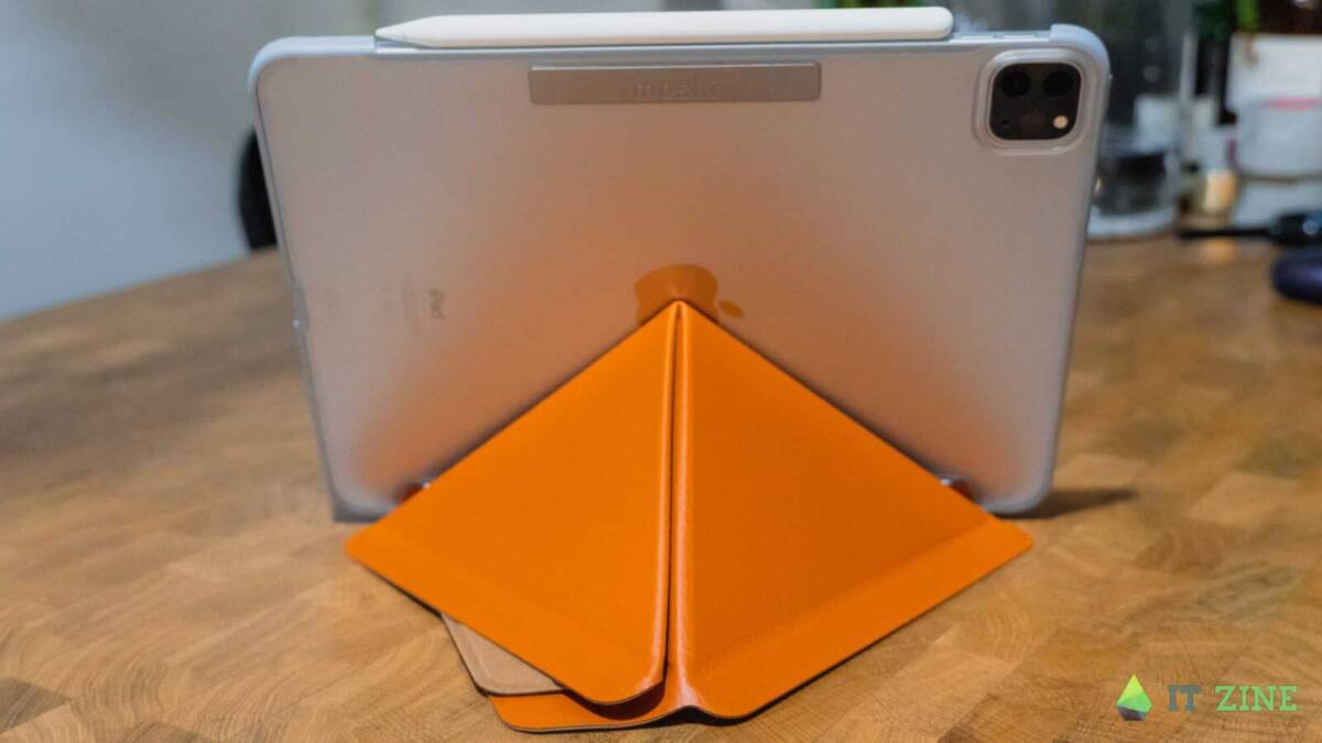 Обзор кейсов Moshi versacover и iGlaze для iPad Pro и MacBook Pro: безопасность превыше всего 25 Обзор iPad Pro в кейсе Moshi Versacover на столе