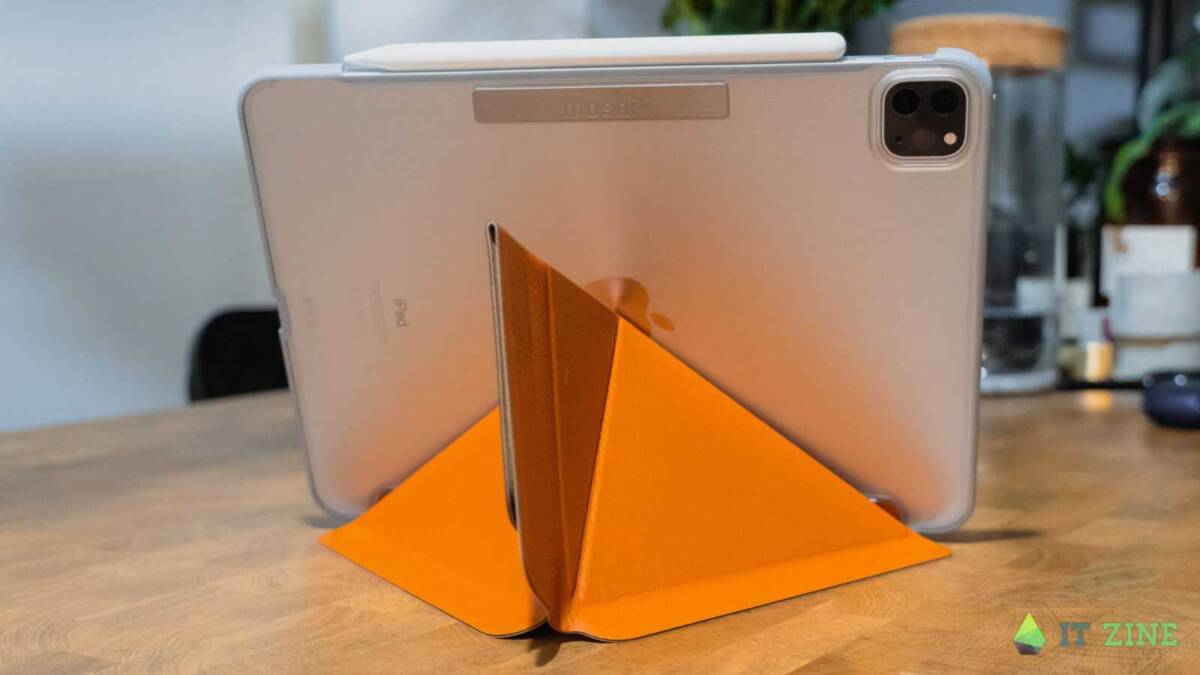 Обзор кейсов Moshi versacover и iGlaze для iPad Pro и MacBook Pro: безопасность превыше всего 26 IPad Pro в чехле Moshi versacover на деревянном столе