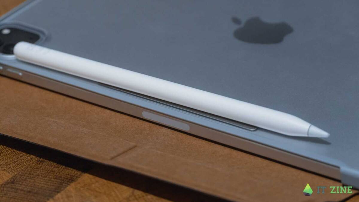 Обзор кейсов Moshi versacover и iGlaze для iPad Pro и MacBook Pro: безопасность превыше всего 23 Белый стилус на сером iPad Pro на деревянной поверхности