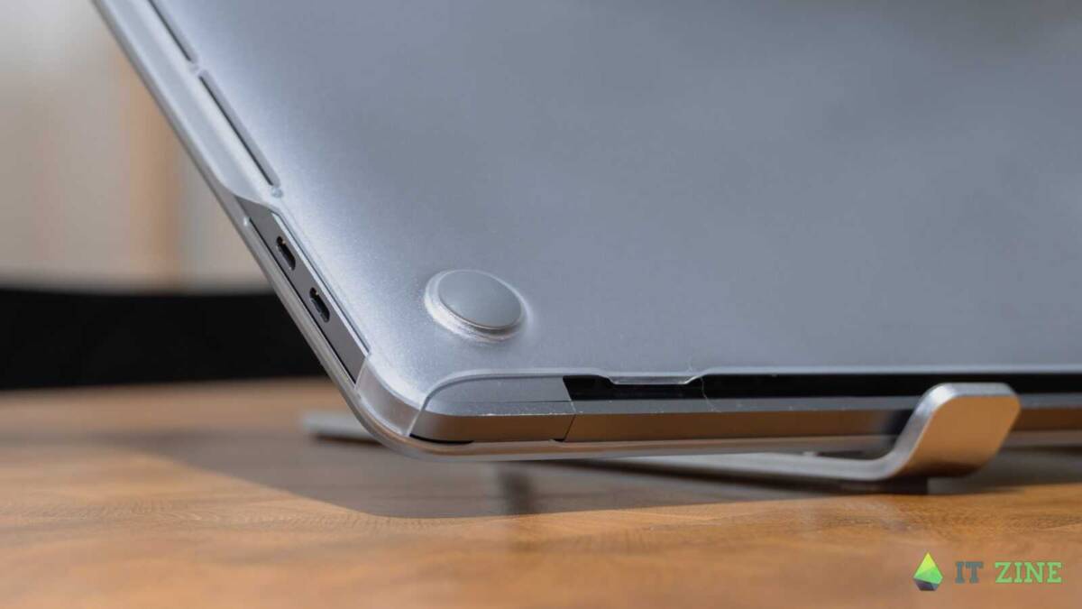 Обзор кейсов Moshi versacover и iGlaze для iPad Pro и MacBook Pro: безопасность превыше всего 36 Боковой вид MacBook Pro с защитным кейсом сзади