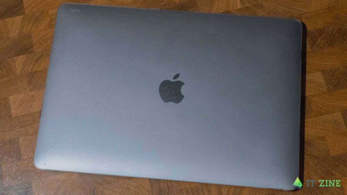 Обзор кейсов Moshi versacover и iGlaze для iPad Pro и MacBook Pro: безопасность превыше всего 32 Закрытая клавиатура MacBook Pro на деревянной поверхности