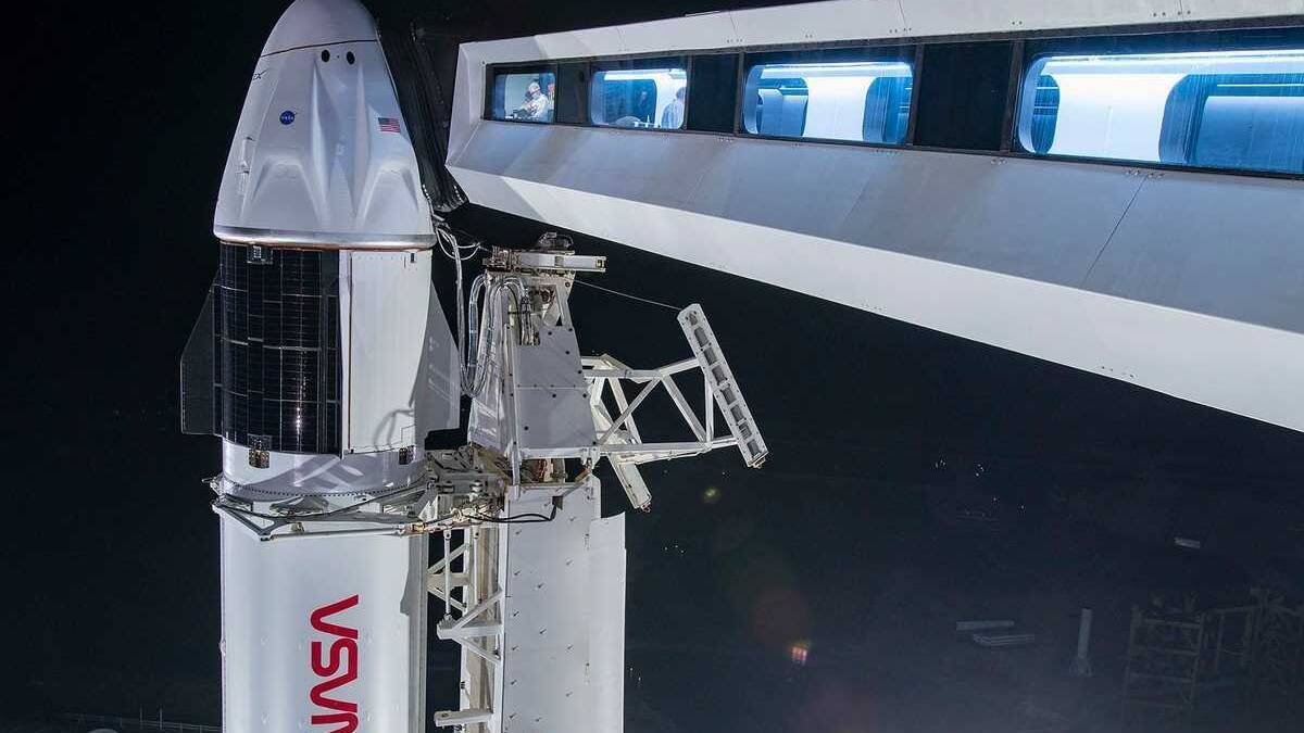 Модель ракеты Atlas Вояджер от NASA: космический корабль на орбите с солнечной панелью и жетоном